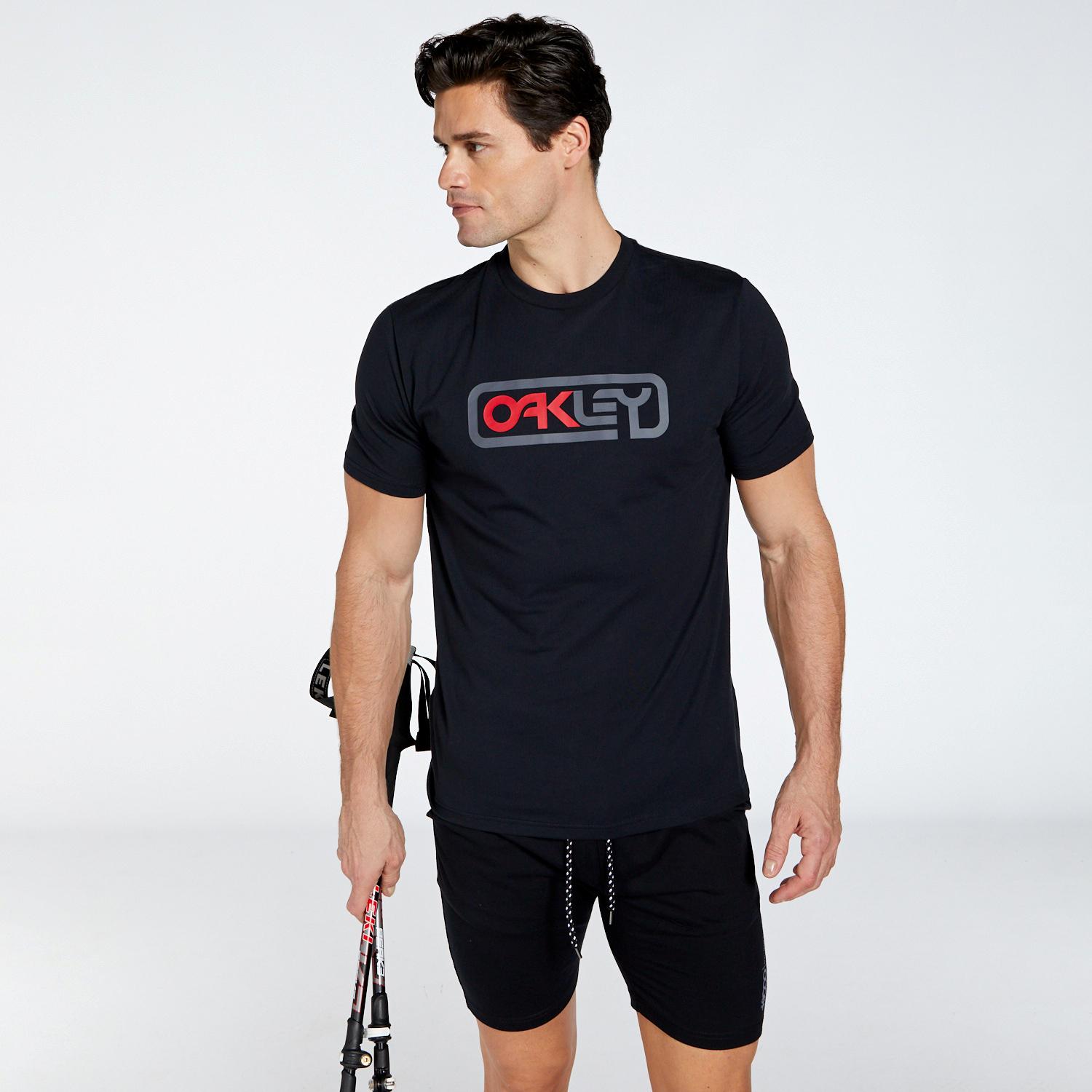 Preços baixos em Camisetas Oakley Preto para Homens