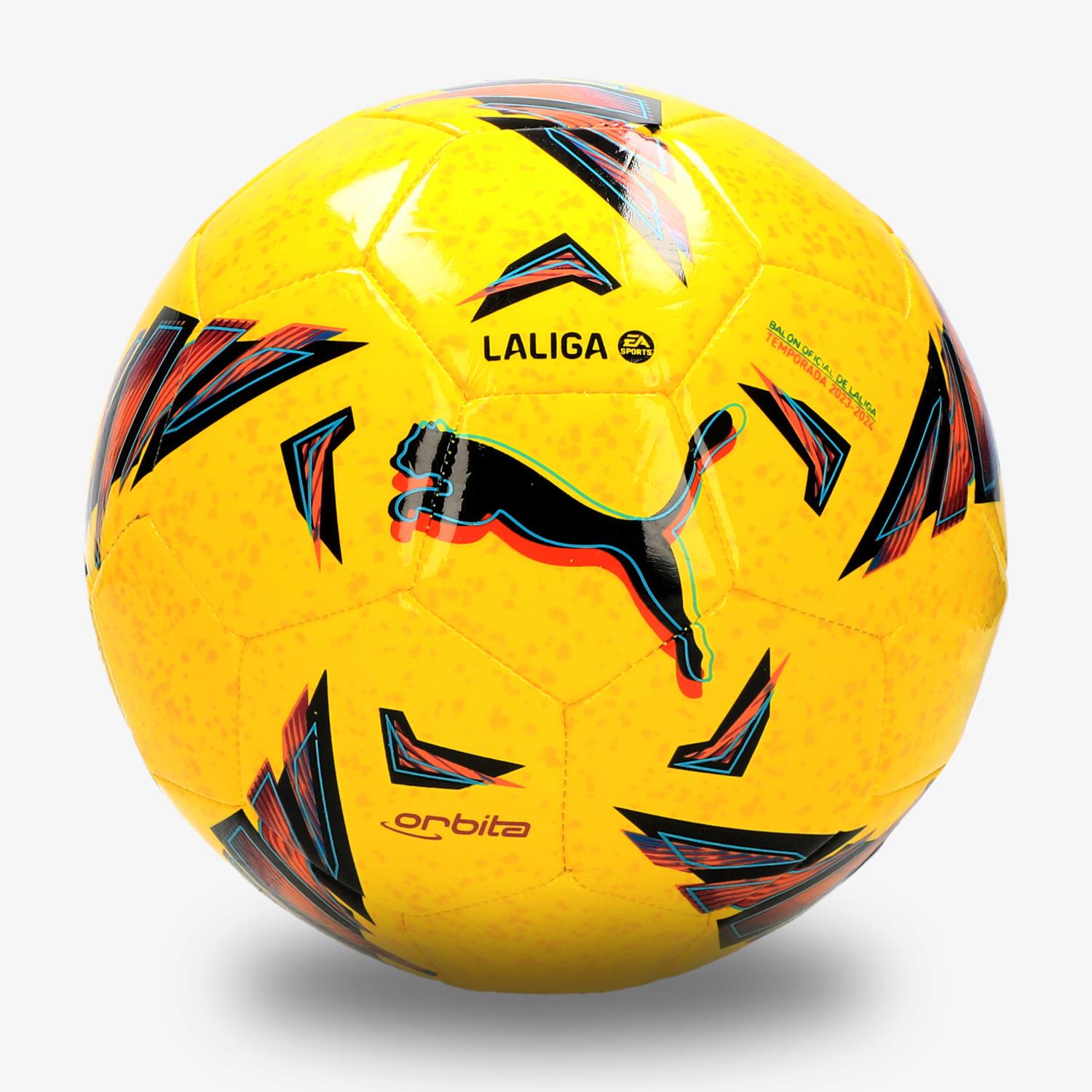 Uma bola de futebol preta e amarela com listras pretas e amarelas
